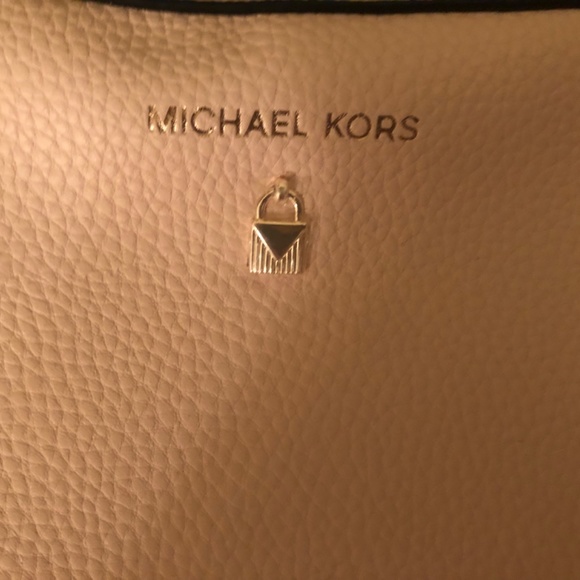 Holiday Sale! Beautiful New Michael Kors Soft Pink Crossbody and 2 Piece Bundle - Picture 6 of 16